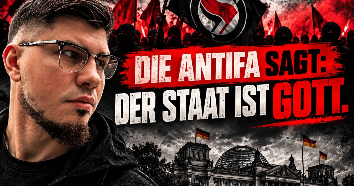 Politisches Plakat mit Tobias Voss im Vordergrund, einer Antifa-Flagge und dem Reichstagsgebäude im düsteren Hintergrund. Der Schriftzug lautet: „Die Antifa sagt: Der Staat ist Gott.“ in markanter rot-weißer Typografie.